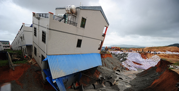 混凝土、民房?jī)A斜