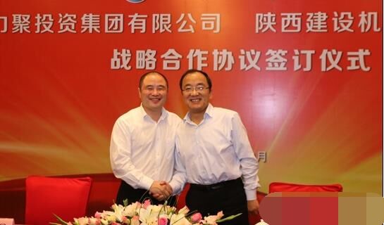 近日，陜建機械與安徽力聚簽訂戰(zhàn)略合作協(xié)議，陜建機械董事長楊宏軍，副總經(jīng)理、營銷總監(jiān)賀衛(wèi)東，安徽力聚投資集團董事長宋執(zhí)壽，黨支部書記陳邦勤以及安徽潤路公司總經(jīng)理杜永龍等單位領導出席了會議
