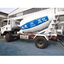 專業(yè)生產(chǎn)小型混凝土罐車，億立實業(yè)2m3攪拌罐車