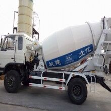 河南攪拌罐車生產(chǎn)廠家，億立實業(yè)4m3混凝土罐車專賣
